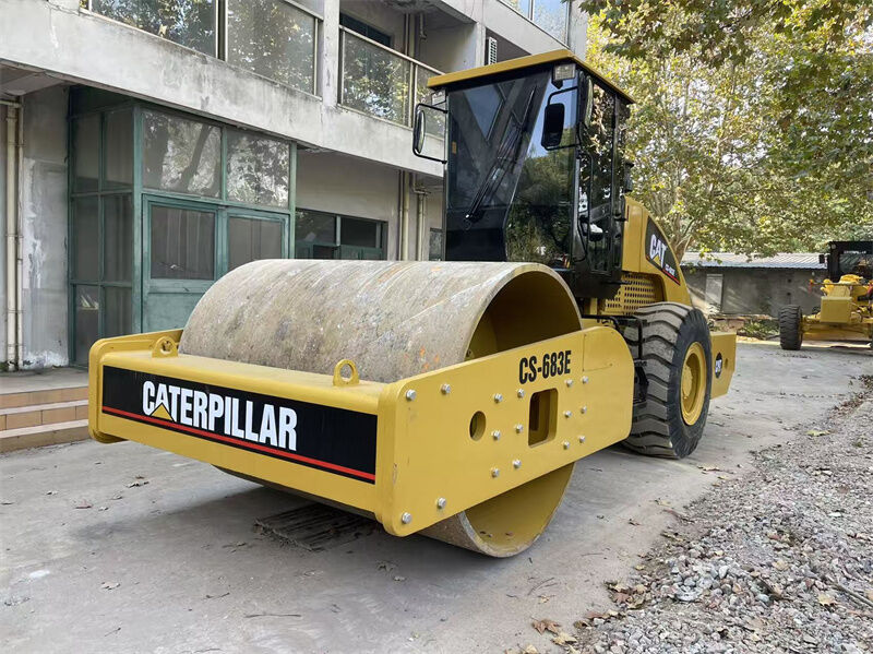 Used Caterpillar CS683E Compactor Used CAT CS683E Single-Drum Vibratory compactor